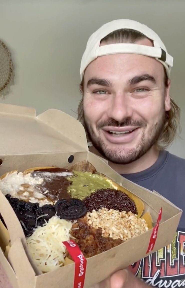 5 Momen Viral Bule Australia Cicip Makanan Indonesia, Bikin Ngiler!