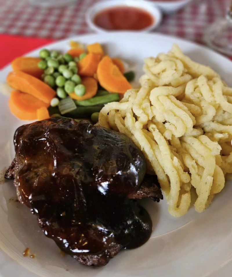 5 Resto Legendaris di Bandung Eksis Tahun 1980-an, Masih Jadi Favorit!
