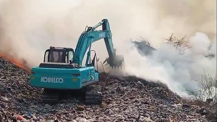 Alat berat dikerahkan untuk bantu pemadaman api di TPA Rawa Kucing