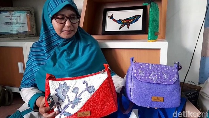 Aneka produk hasil daur ulang sampah non organik.