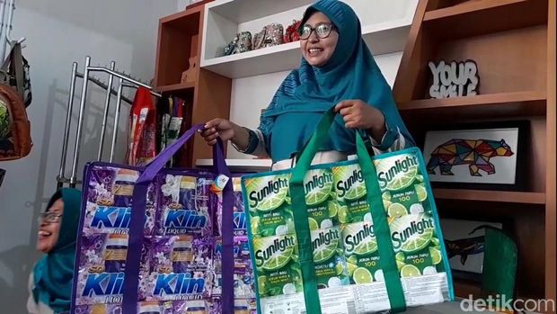 Aneka produk hasil daur ulang sampah non organik.