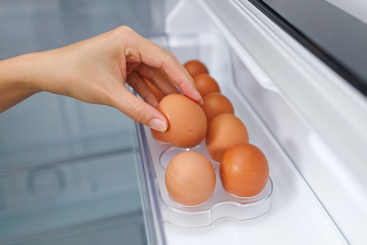 Apa Benar Simpan Telur Paling Ideal di Rak Pintu Kulkas?
