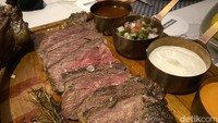 Tomahawknya disajikan dengan empat jenis saus, yakni saus barbeque, saus peri-peri, jalapeno, dan salsa. Foto: detikcom