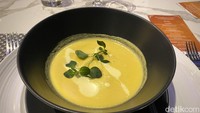 Ini adalah menu Corn and Lemongrass Soup. Teksturnya creamy, enak dimakan pakai Guacamole Jalapeno Bruschetta.Foto: detikcom