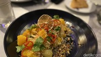 Kemudian ada Pomelo Salad yang berisi jeruk bali. Salad ini memiliki cita rasa asam, kecut dan pedas. Foto: detikcom