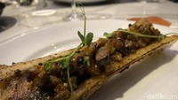 Selain tomahawk, juga disajikan menu lain yang tak kalah menarik. Ada Roasted Sisig Bone Marrow. Foto: detikcom