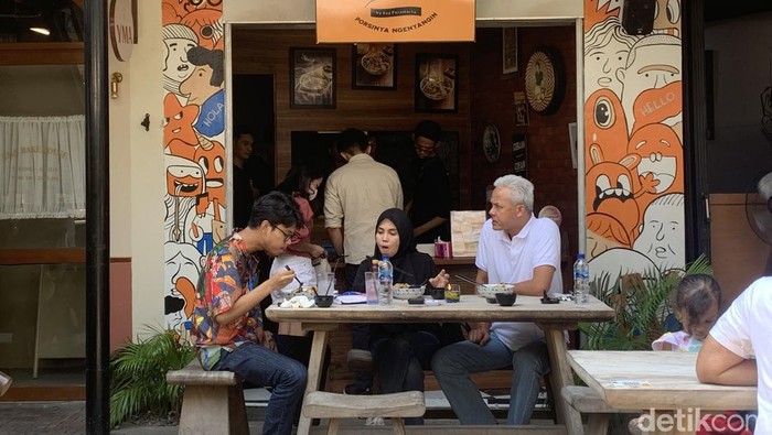 Bacawapres Ganjar Pranowo makan siang bersama keluarga di kedai mi di kawasan Jaksel. Ganjar mengatakan mi merupakan salah satu makanan favoritnya. (Mulia Budi/detikcom)