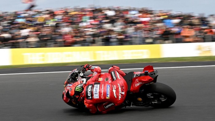 Ducati Lenovo Teams Italian rider Francesco Bagnaia competes during the MotoGP Australian Grand Prix at Phillip Island on October 21, 2023. (Photo by Paul CROCK / AFP) / -- IMAGE RESTRICTED TO EDITORIAL USE - STRICTLY NO COMMERCIAL USE --