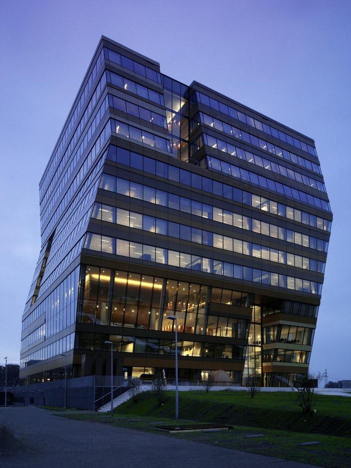 Bangunan miring/Luuk Kramer via Architizer Bangunan miring/Luuk Kramer via Architizer