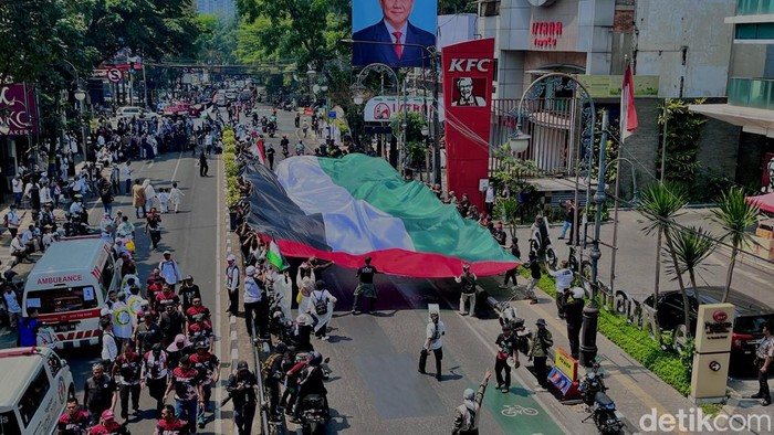 Bendera Palestina raksasa dibentangkan dalam aksi solidaritas warga Jawa Barat untuk Palestina.