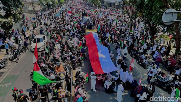 Bendera Palestina raksasa dibentangkan dalam aksi solidaritas warga Jawa Barat untuk Palestina.