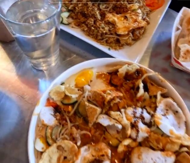 Bule makan makanan Indonesia.