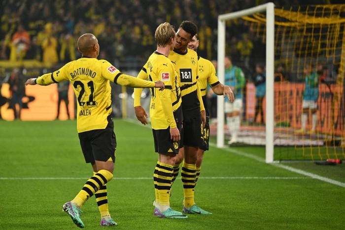 Dortmunds German midfielder #19 Julian Brandt (2nd L) celebrates scoring the opening goal with his teammates during the German first division Bundesliga football match between BVB Borussia Dortmund and SV Werder Bremen in Dortmund, western Germany on October 20, 2023. (Photo by INA FASSBENDER / AFP) / DFL REGULATIONS PROHIBIT ANY USE OF PHOTOGRAPHS AS IMAGE SEQUENCES AND/OR QUASI-VIDEO