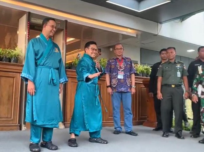 Cak Imin bergaya kungfu jelang tes kesehatan di RSPAD (Kurniawan/detikcom)