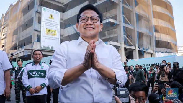 Calon wakil presiden Muhaimin Iskandar atau Cak Imin tiba untuk menjalani tes kesehatan di RSPAD Gatot Soebroto, Jakarta, Sabtu (21/10/2023). (CNBC Indonesia/Faisal Rahman)