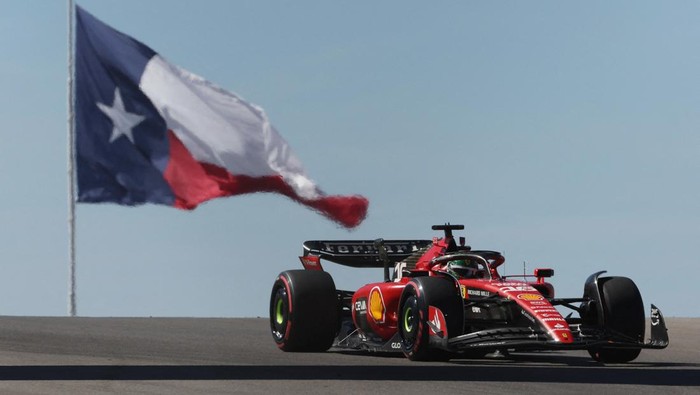 Formula One F1 - United States Grand Prix - Circuit of the Americas, Austin, Texas, U.S. - October 20, 2023 Ferraris Charles Leclerc during practice as the flag of Texas is pictured in the background REUTERS/Kaylee Greenlee Beal