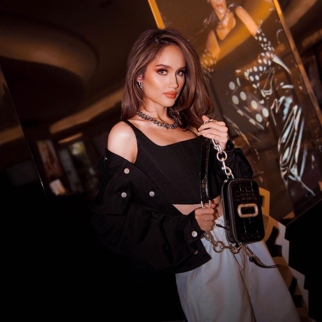 Banyak netizen memuji gaya rambut artis yang aktif melakukan kegiatan sosial di bidang pendidikan ini. “Cocok bgt rambut nya gt kak, wow bgt,” puji salah satu netizen. Foto: Instagram @claurakiehl