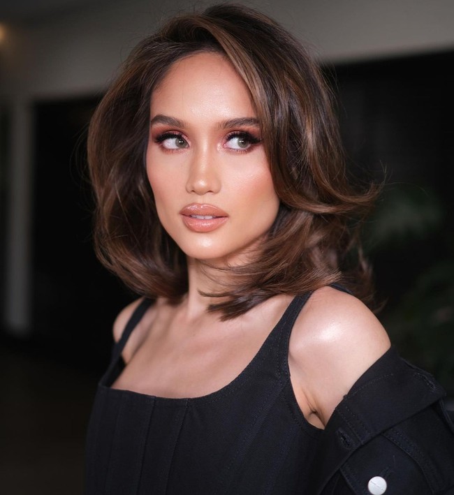 Aktris dan penyanyi Cinta Laura mempertahankan rambut panjang sepinggang sejak dia memulai karier di dunia hiburan pada 2007. Setelah 11 tahun, pelantun ‘Oh Baby’ ini tampil dengan gaya rambut baru. Foto: Instagram @claurakiehl