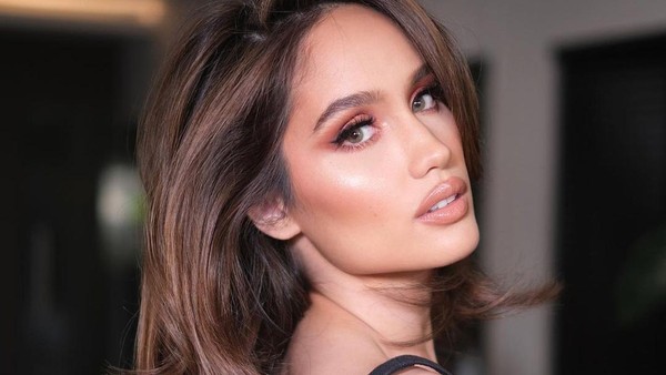 7 Pesona Cinta Laura dengan Gaya Rambut Baru, Long Bob