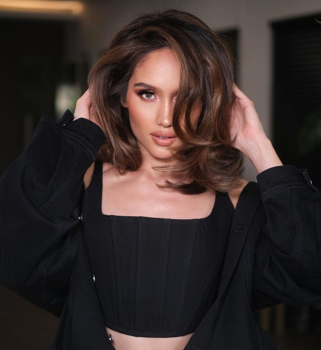 “New hair, new ATTITUDE,” tulisnya pada caption foto Instagram yang diunggah Sabtu (21/10/2023). Foto: Instagram @claurakiehl