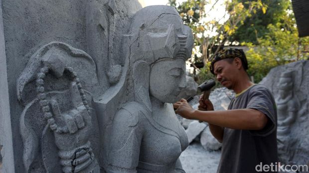 Deni, seniman patung di Mojokerto berusaha eksis di tengah gempuran produk industri
