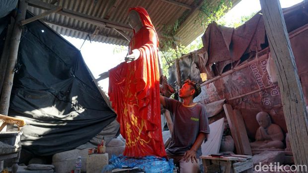 Deni, seniman patung di Mojokerto berusaha eksis di tengah gempuran produk industri