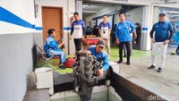 Berbeda dengan diler motor Yamaha, diler mesin tempel Yamaha melakukan test mesinnya di dalam kolam besar. Foto: M Luthfi Andika/detikOto