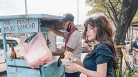 Angela Lee mengaku tidak tahu latar belakang mantannya itu. Saat ini ia sedang sering membagikan momen saat kuliner seru. Salah satunya ini, saat ia makan mie ayam gerobakan. Foto: Instagram @angelalee87