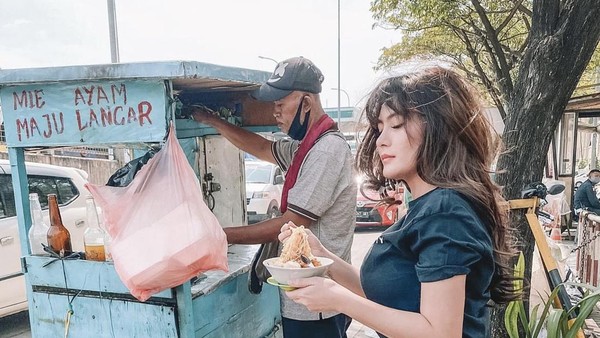 Doyan Makan! Ini Keseruan Angela Lee Santap Mie Ayam hingga Seafood