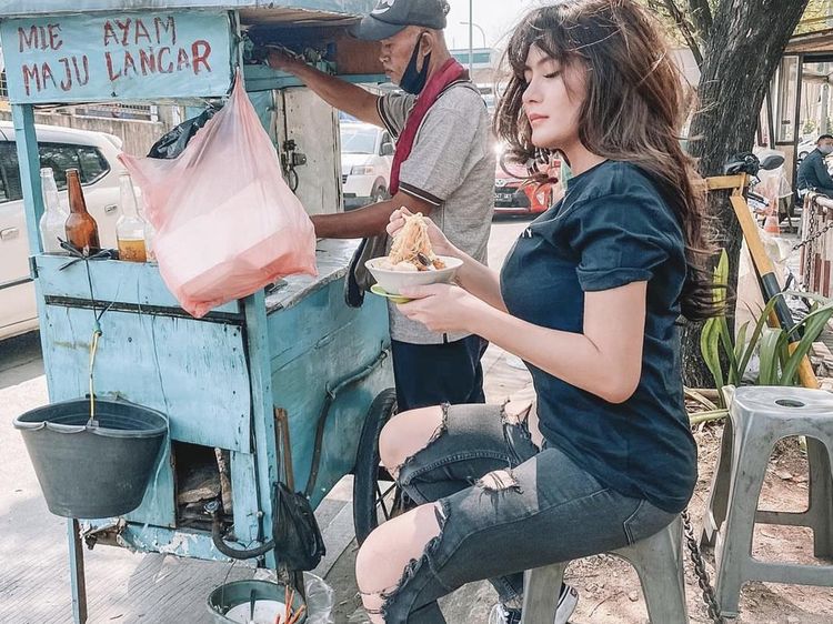 Doyan Makan! Ini Keseruan Angela Lee Santap Mie Ayam hingga Seafood