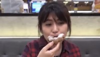 Selebgram 36 tahun ini juga suka mencicipi makanan manis. Kali ini, Angela Lee mampir ke gerai Mister Donat untuk mencoba berbagai variasi donat. Sepertinya enak-enak ya? Foto: Instagram @angelalee87