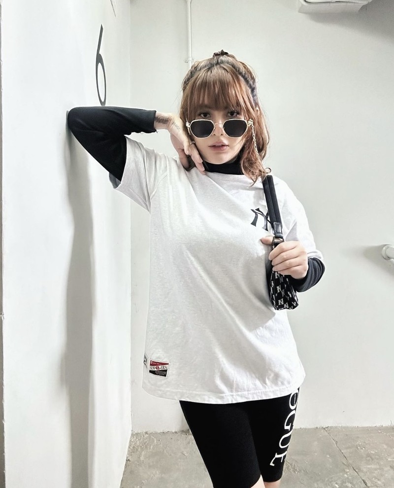 Doyan Makan! Ini Keseruan Angela Lee Santap Mie Ayam hingga Seafood
