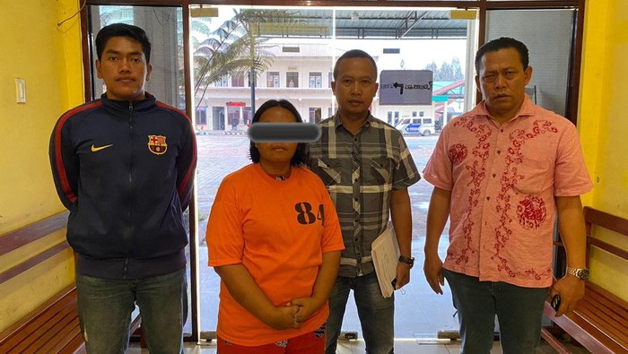 Emak-emak gadaikan mobil rental di Kabupaten Karo. (Istimewa)