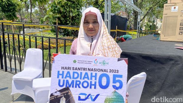Farhana mendapat undian umrah di Jalan Santai Hari Santri Nasional di Surabaya