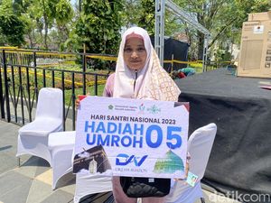 Berangkat Dini Hari, Mimpi Farhana ke Tanah Suci Terwujud di Hari Santri