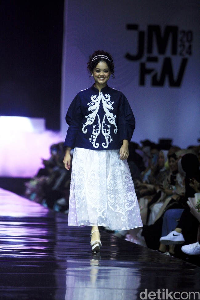 Selama catwalk membawakan koleksi dari Khanaan, Mutiara Baswedan tak berhenti melempar senyumannya. Penampilannya jadi model ini pun memikat penonton. Foto: Abduh/detikcom