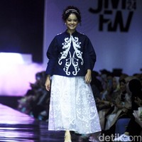 Selama catwalk membawakan koleksi dari Khanaan, Mutiara Baswedan tak berhenti melempar senyumannya. Penampilannya jadi model ini pun memikat penonton. Foto: Abduh/detikcom