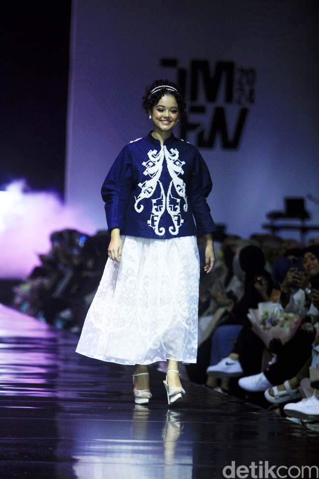 Mutiara Baswedan menggunakan rangkaian makeup dari Wardah saat menjadi model Khanaan di JMFW 2024. Rambutnya ditata diikat ke atas sehingga wajahnya terlihat semakin glowing. Foto: Abduh/detikcom