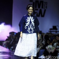 Mutiara Baswedan menggunakan rangkaian makeup dari Wardah saat menjadi model Khanaan di JMFW 2024. Rambutnya ditata diikat ke atas sehingga wajahnya terlihat semakin glowing. Foto: Abduh/detikcom