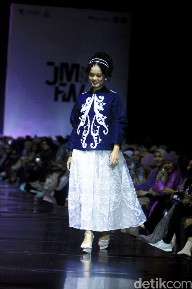 Wanita kelahiran 3 Juni 1997 ini mengenakan koleksi dengan sentuhan terbaru, yaitu perpaduan bahan denim, batik, dan embroiderry, yang belum pernah diluncurkan Khanaan sebelumnya. Foto: Abduh/detikcom.