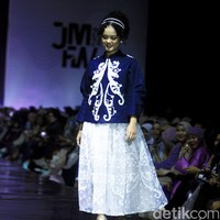 Wanita kelahiran 3 Juni 1997 ini mengenakan koleksi dengan sentuhan terbaru, yaitu perpaduan bahan denim, batik, dan embroiderry, yang belum pernah diluncurkan Khanaan sebelumnya. Foto: Abduh/detikcom.