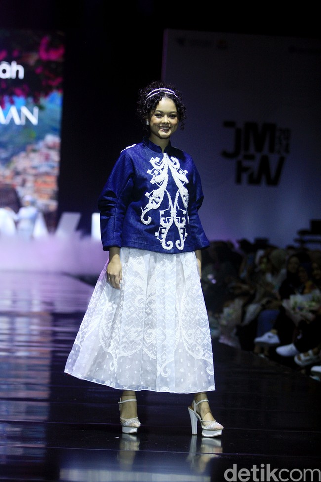 Putri sulung Anies Baswedan, Mutiara Baswedan, didapuk menjadi model brand Khanaan Official dalam peragaan busana di Jakarta Muslim Fashion Week (JMFW) 2024, Jumat (20/10/2023) di ICE BSD, Tangerang. Wanita yang akrab disapa Tia ini tampil sebagai model pembuka dalam gelaran show brand Khanaan. Foto: Abduh/detikcom