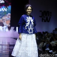 Putri sulung Anies Baswedan, Mutiara Baswedan, didapuk menjadi model brand Khanaan Official dalam peragaan busana di Jakarta Muslim Fashion Week (JMFW) 2024, Jumat (20/10/2023) di ICE BSD, Tangerang. Wanita yang akrab disapa Tia ini tampil sebagai model pembuka dalam gelaran show brand Khanaan. Foto: Abduh/detikcom