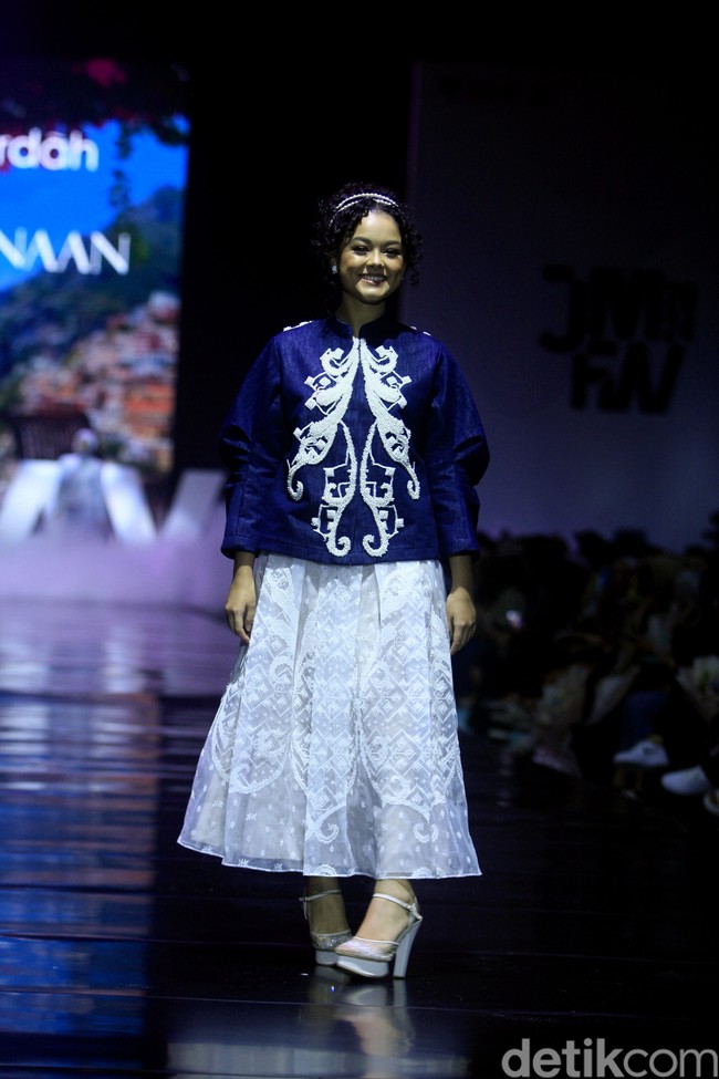 Mutiara Baswedan yang melepas masa lajangnya pada 22 Juli 2022 tampil percaya diri dan memesona saat menjadi model catwalk. Foto: Abduh/detikcom