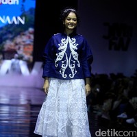 Mutiara Baswedan yang melepas masa lajangnya pada 22 Juli 2022 tampil percaya diri dan memesona saat menjadi model catwalk. Foto: Abduh/detikcom