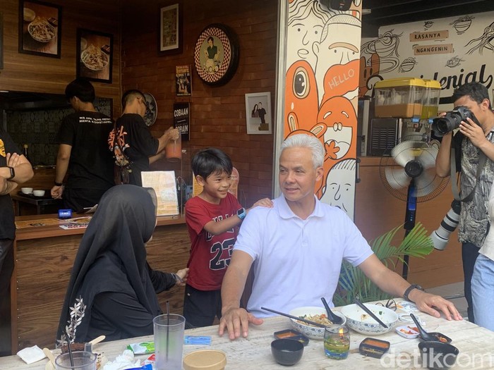 Ganjar Pranowo makan siang bersama istrinya Siti Atiqoh dan Alam Ganjar. (Mulia/detikcom)