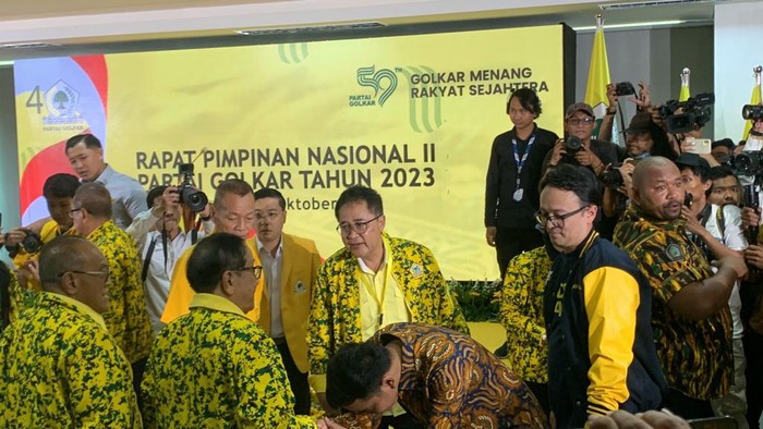 Gibran Cium Tangan Tokoh Senior Golkar Usai Diusulkan Jadi Cawapres Prabowo  (Anggi-detikcom)