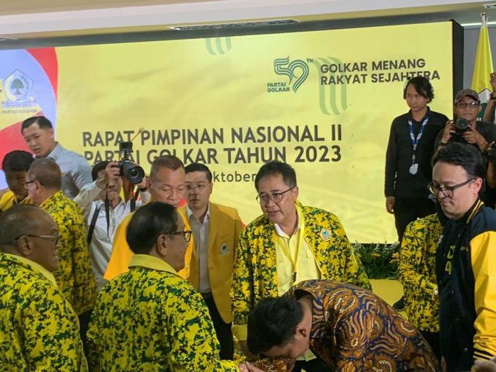 Gibran Cium Tangan Tokoh Senior Golkar Usai Diusulkan Jadi Cawapres Prabowo  (Anggi-detikcom)