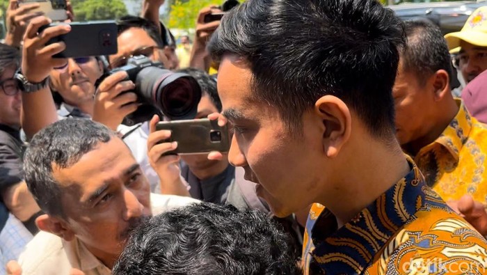 Gibran Rakabuming tiba di DPP Golkar, Jakbar, Sabtu (21/10/2023) siang. (Anggi/detikcom)