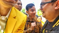 Pantauan Detik.com, Gibran tiba di Kantor DPP pada Pukul 12.50 WIB. Kedatangannya disambut petinggi Partai Golkar.